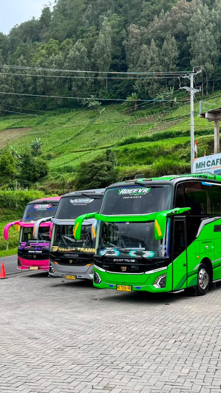 Armada bus wisata Belvia Trans parkir bersama di Sragen Jawa Tengah